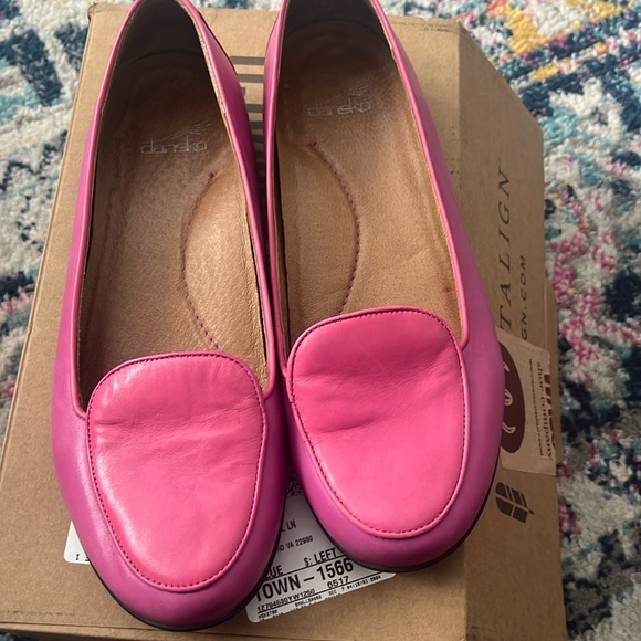 Shoes - Dansko size 39 two tone pink shoes. Pink top with fuschia sides